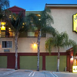Super 8 By Wyndham Los Angeles Downtown